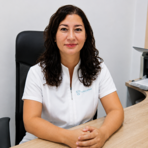Psicóloga de Clínica Integra Vallealto durante una consulta en El Puerto de Santa María.