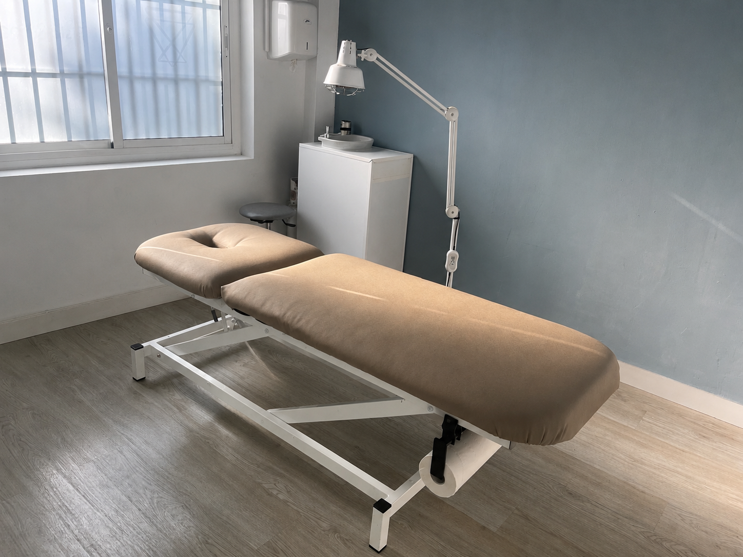 Sala de fisioterapia de Clínica Integra Vallealto en El Puerto de Santa María con camilla eléctrica para tratamientos personalizados.