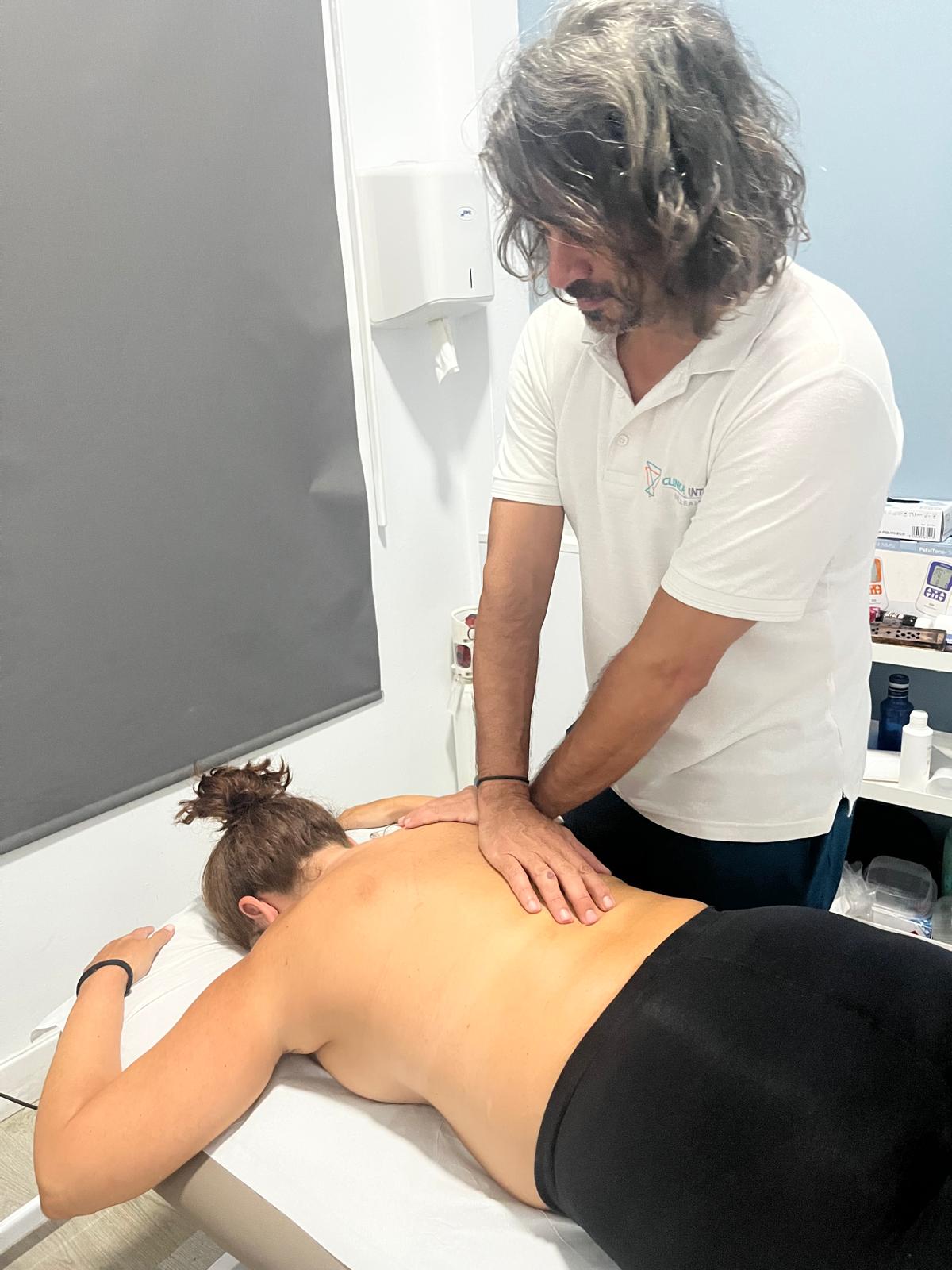 Juan José Lorenzo realizando terapia manual durante una sesión de fisioterapia
