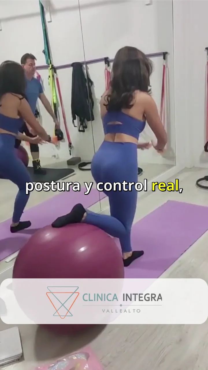 Almudena guiando un ejercicio de Pilates Fitness en Clínica Integra Vallealto