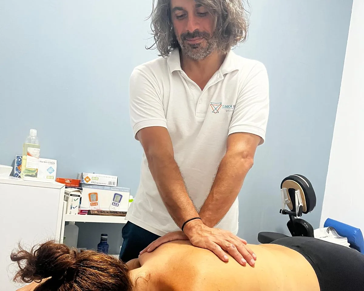 Fisioterapeuta realizando un tratamiento manual de espalda