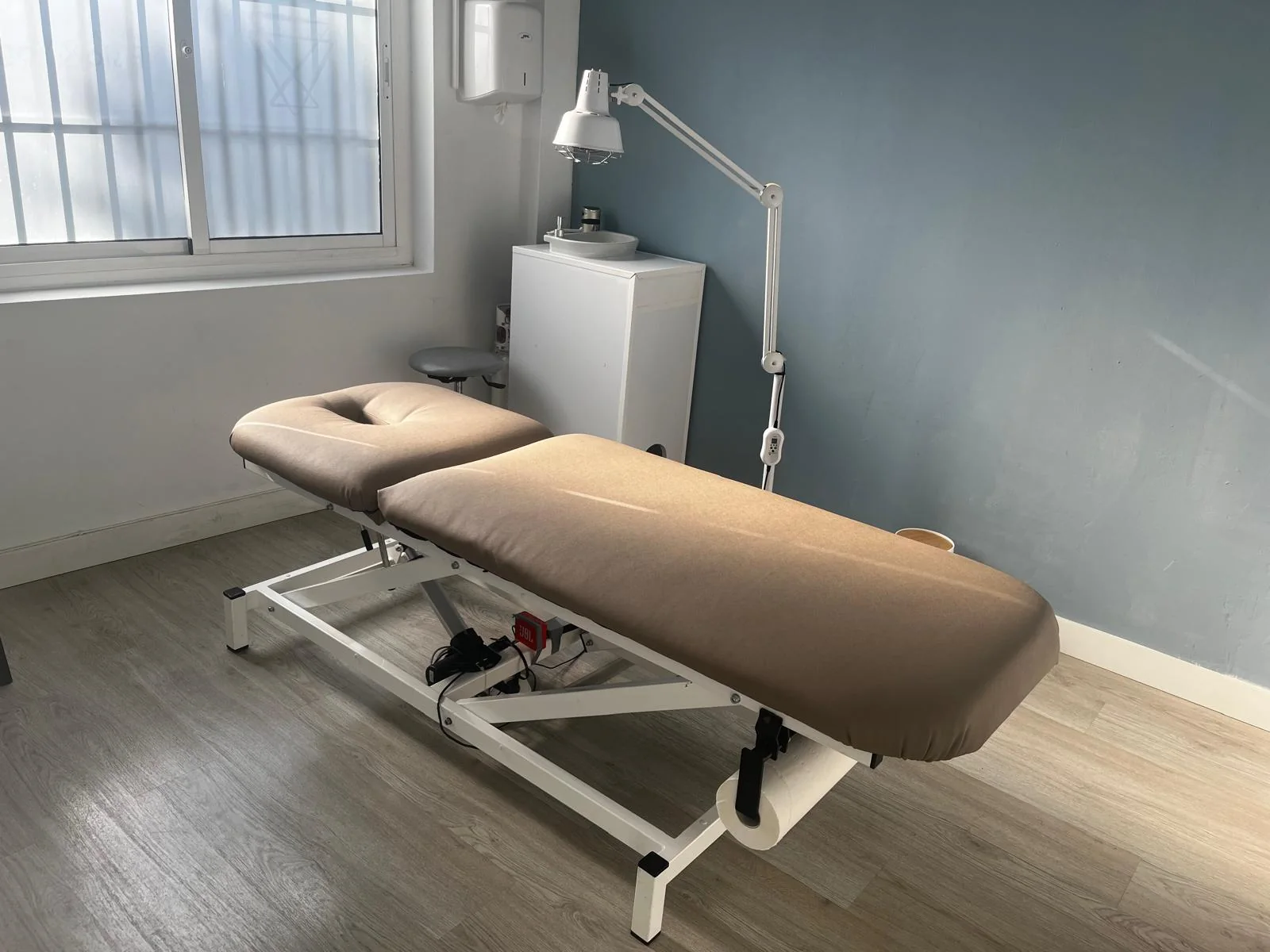 Sala preparada para una consulta de medicina estética en Clínica Integra Vallealto